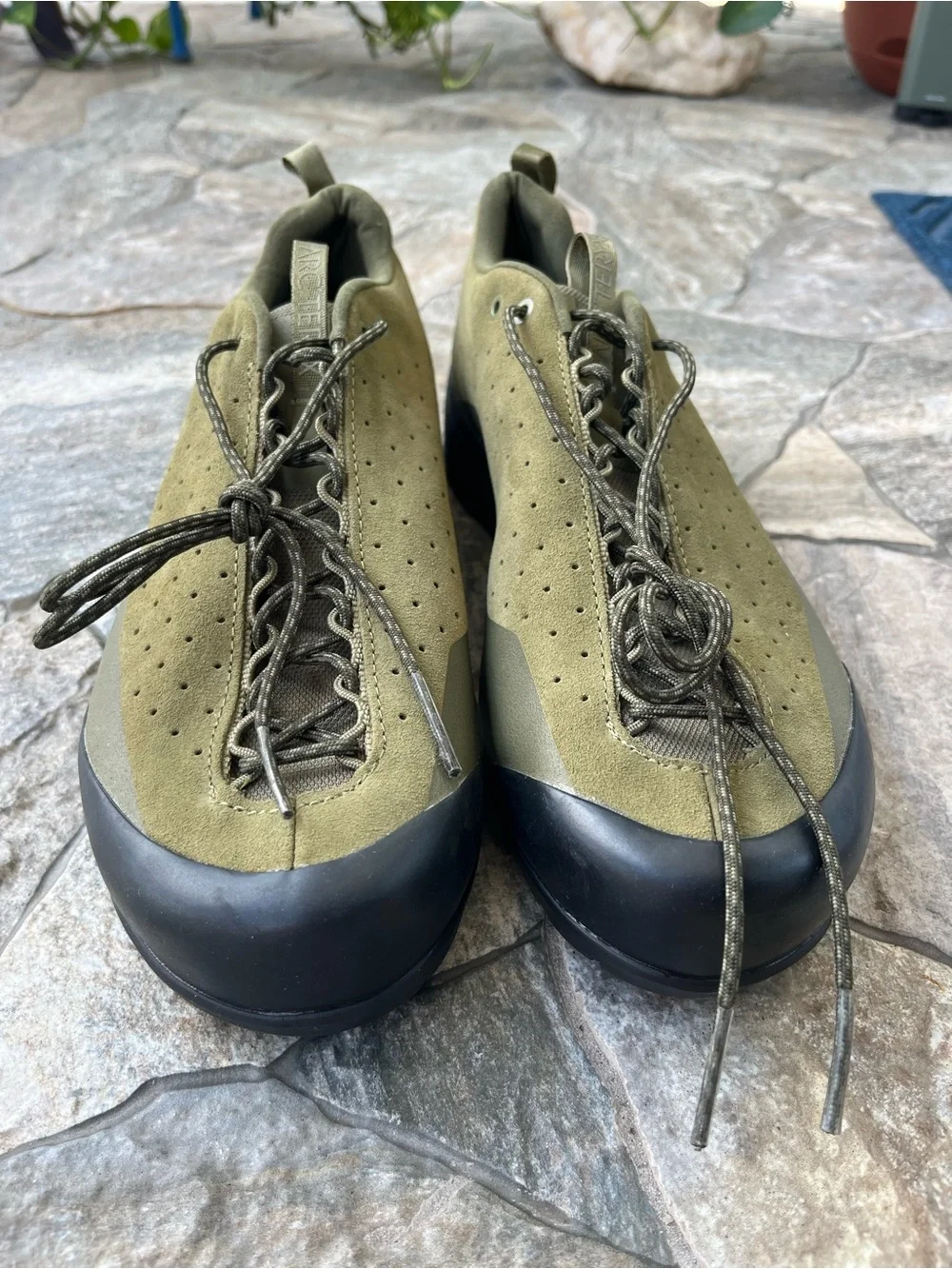 Arc’teryx Konseal AR Men’s 9 Olive Green Approach Shoes Vibram NEW